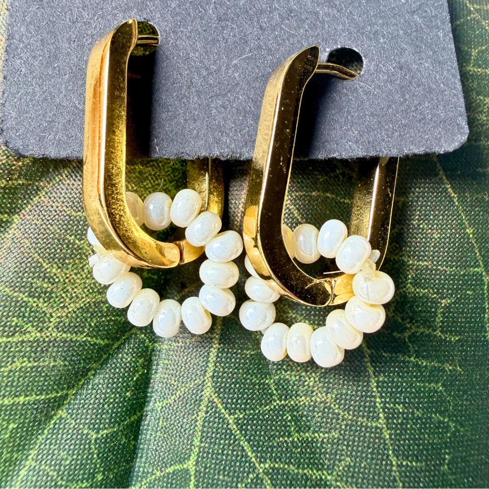 Oorbelle - goudkleur en krale ring