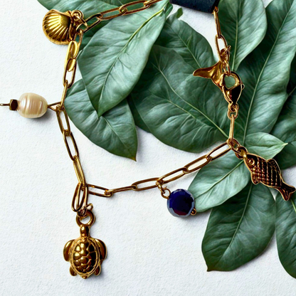 Armband - krale en goudkleur charms