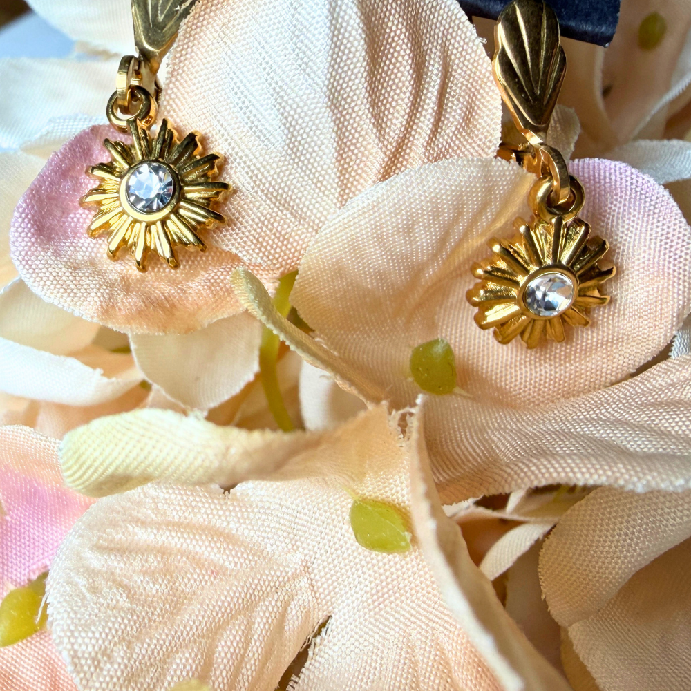 Oorbelle - goudkleur blom en bling