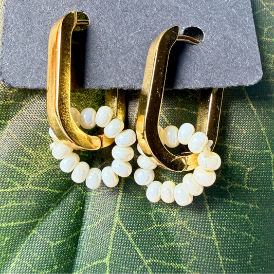 Oorbelle - goudkleur en krale ring