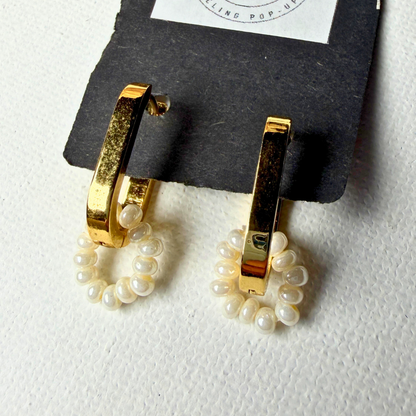 Oorbelle - goudkleur en krale ring